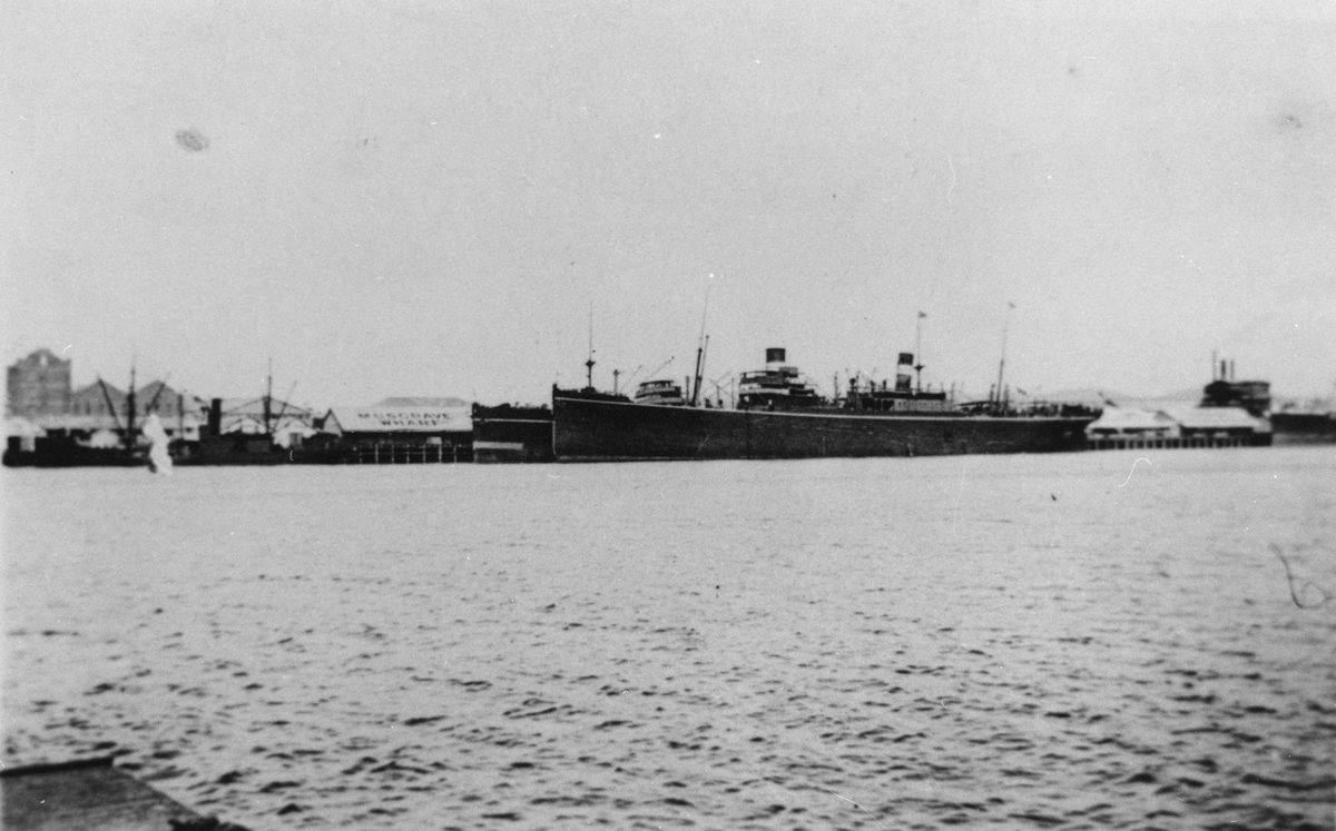 Ships berthed at wharves in the Brisbane River, 1927