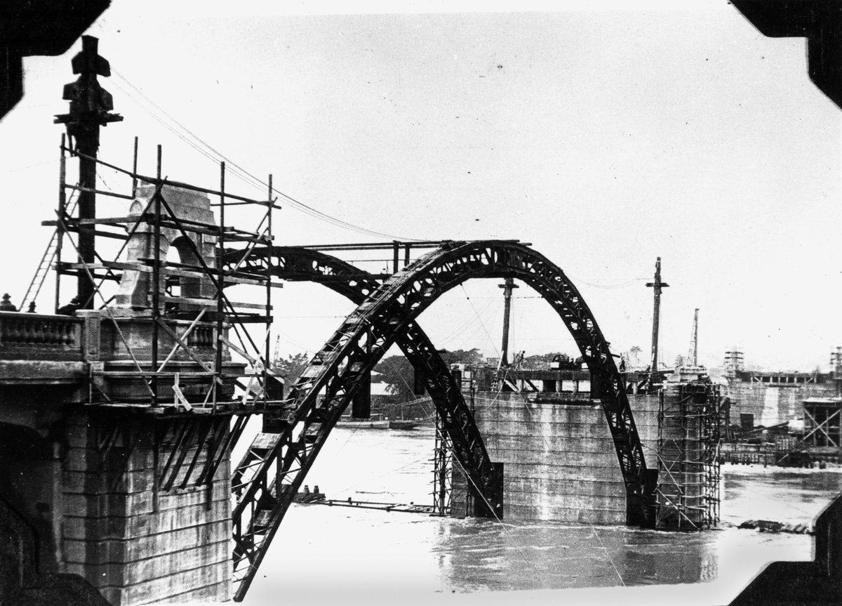 Steel structures designed to support the concrete arches of the William Jolly Bridge, Brisbane, photographed during the 1931 flood