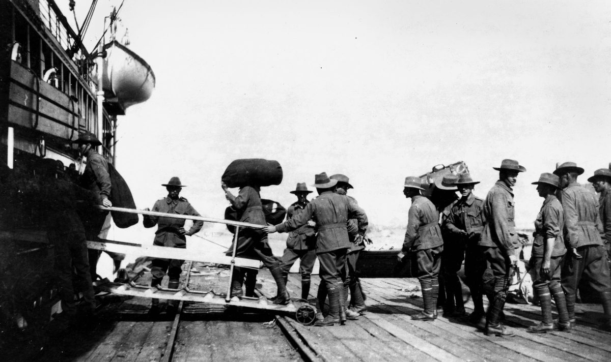 First troops to leave Brisbane, 1914, boarding the Omrah (ship)