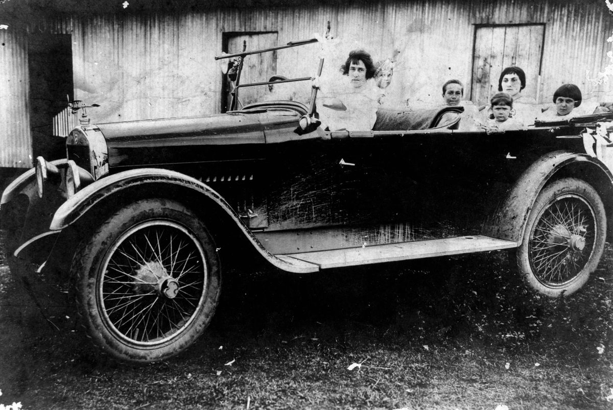 Gaia family going for a drive, Long Pocket, Queensland, 1939