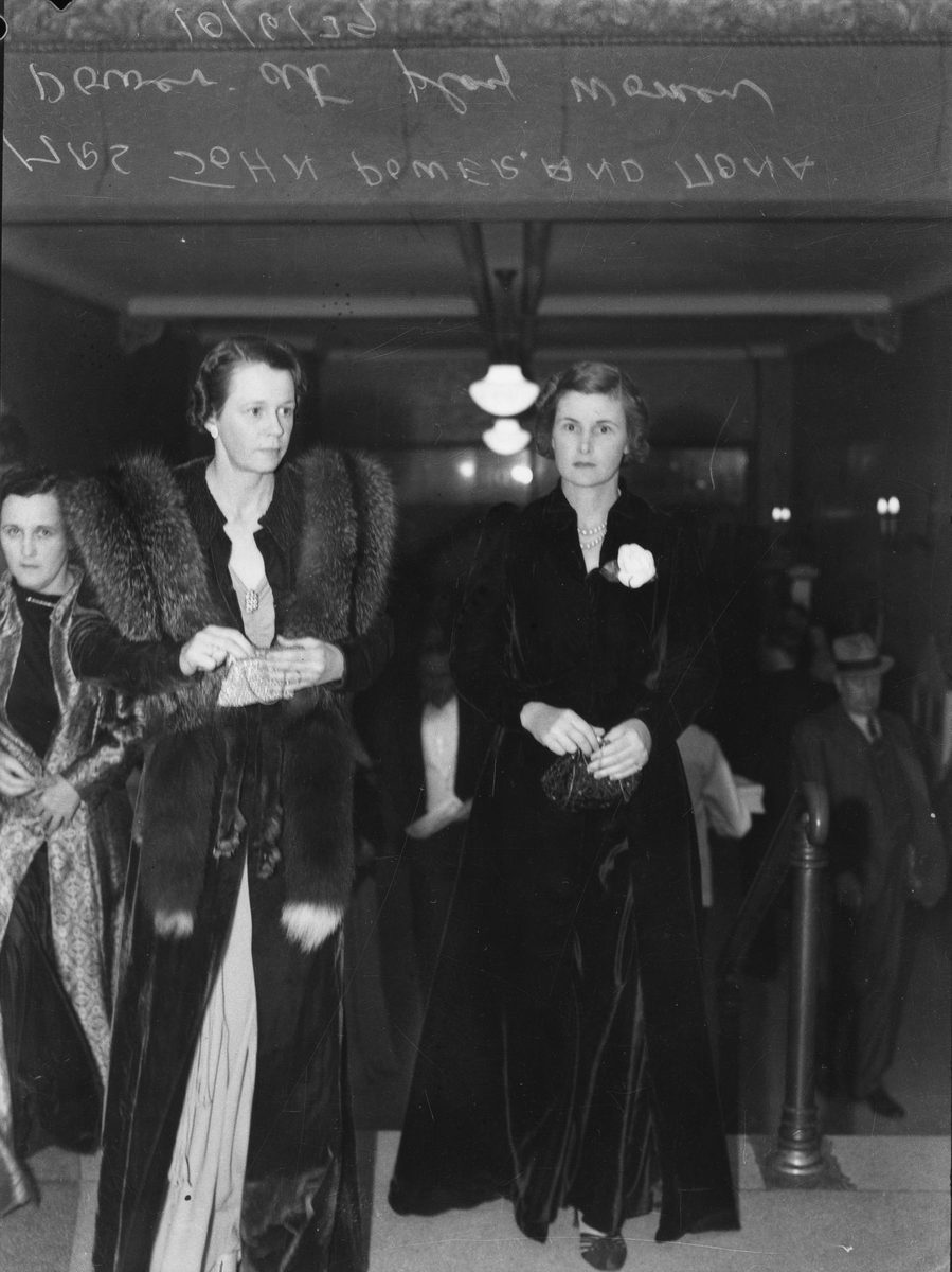 Premiere of Clare Booth's The Women at His Majesty's Theatre, Brisbane, 1939