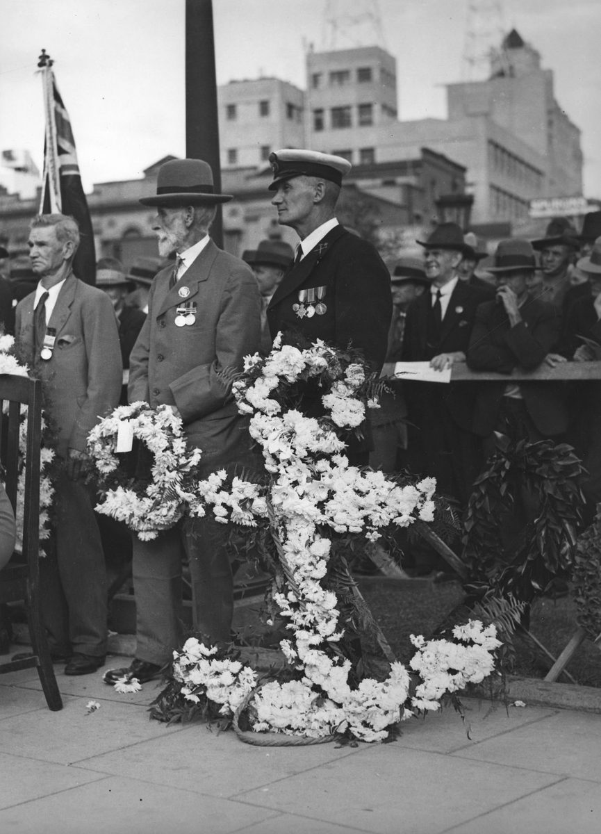 Laying of wreaths at the Anzac Day observance, Shrine of Remembrance, Anzac Square, Brisbane, 1937