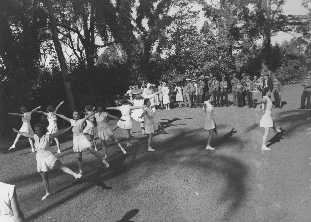 Keep fit demonstration at a Red Cross fete at Government House, Brisbane, 1940
