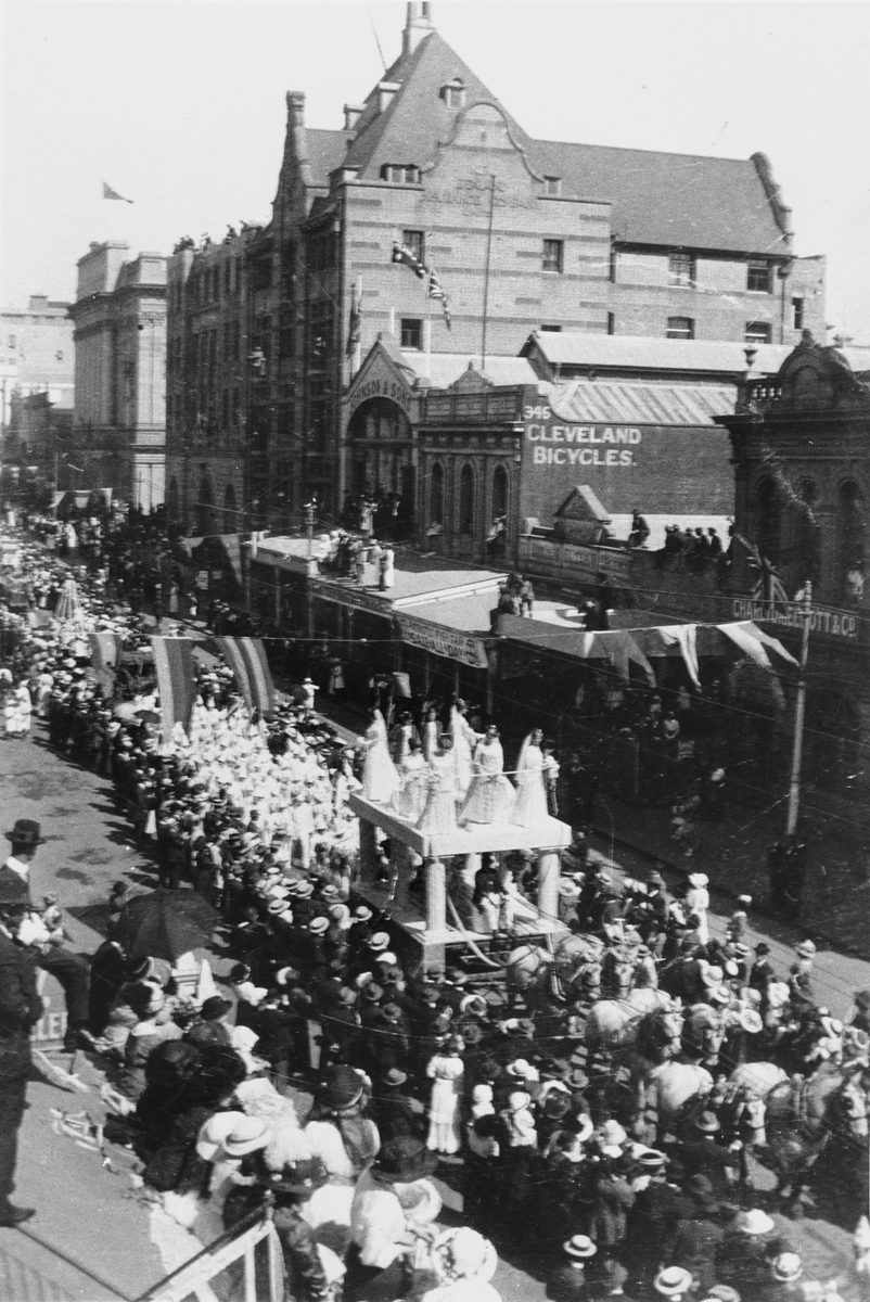 Crowds watching the Patriotic Day Procession, Brisbane, 1915