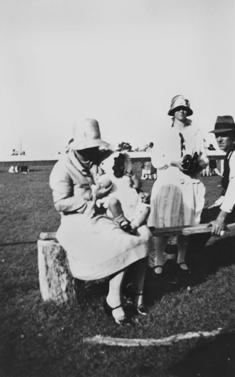 Family group at Lawnton, June 1928
