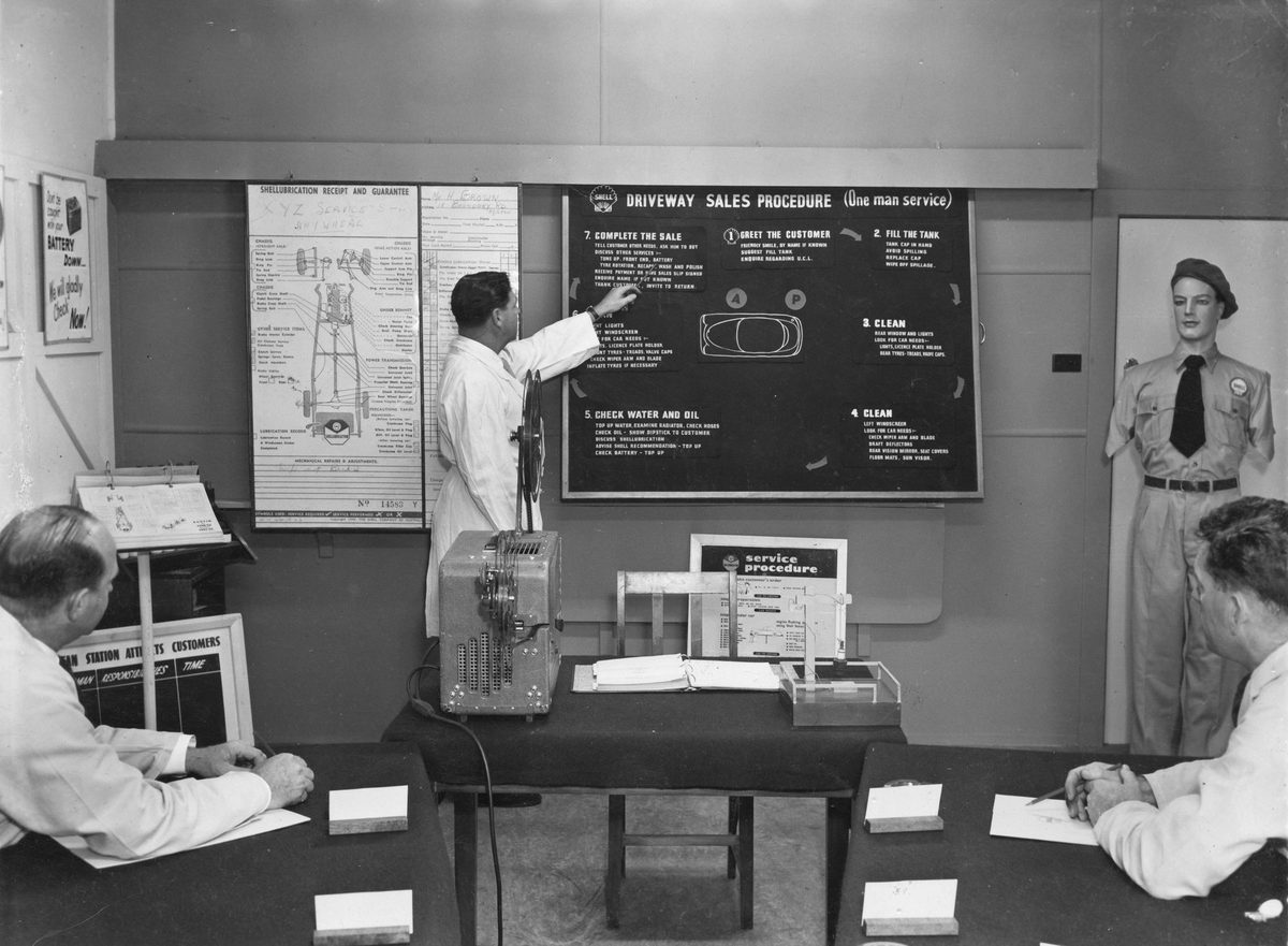 Shell instructor giving training to service station staff, Brisbane, 1954