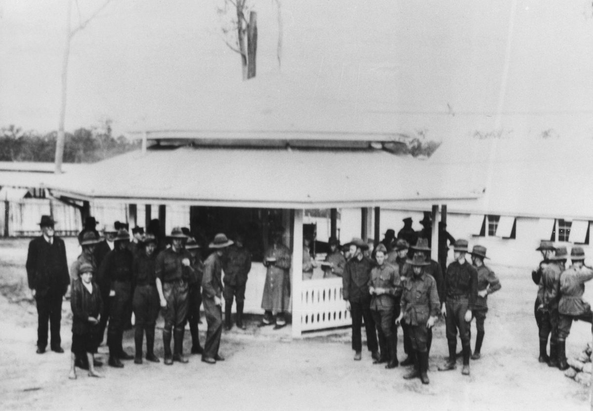 Refreshment kiosk and soldiers at Enoggera, 1916