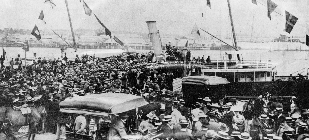 Crowds welcoming soldiers disembarking from a troop ship at the Queens Wharf, Brisbane, 1901