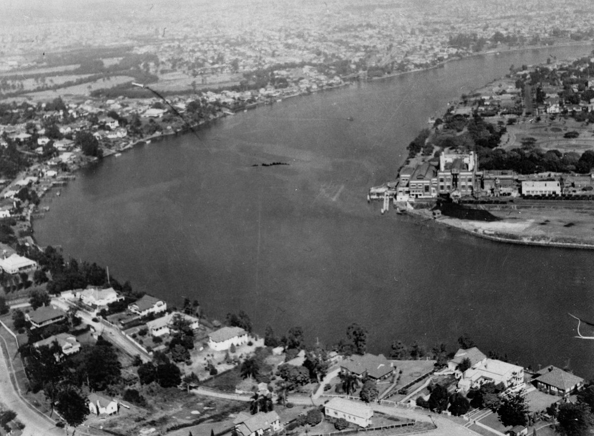 Aerial view of the Brisbane River and the riverside suburb of Hawthorne, 1947