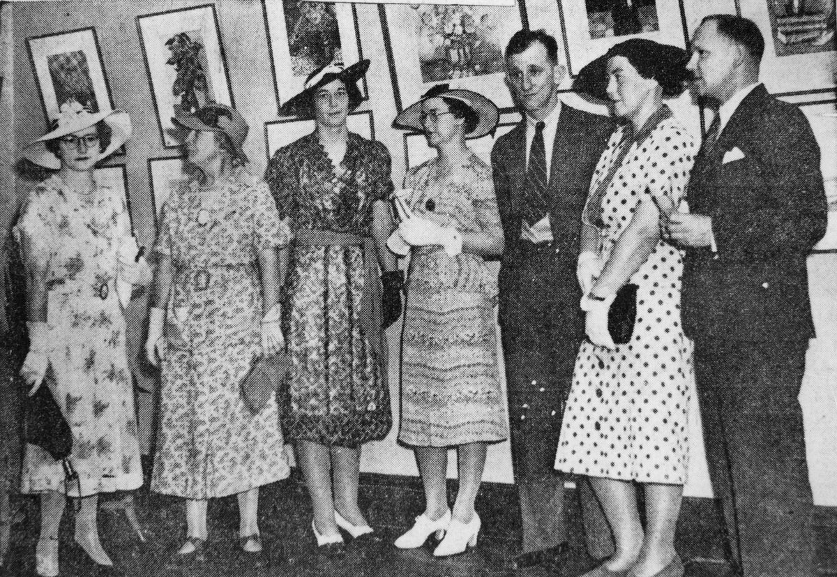 Roy Parkinson and his pupils at the Gainsborough Gallery, Brisbane, Queensland, 1937