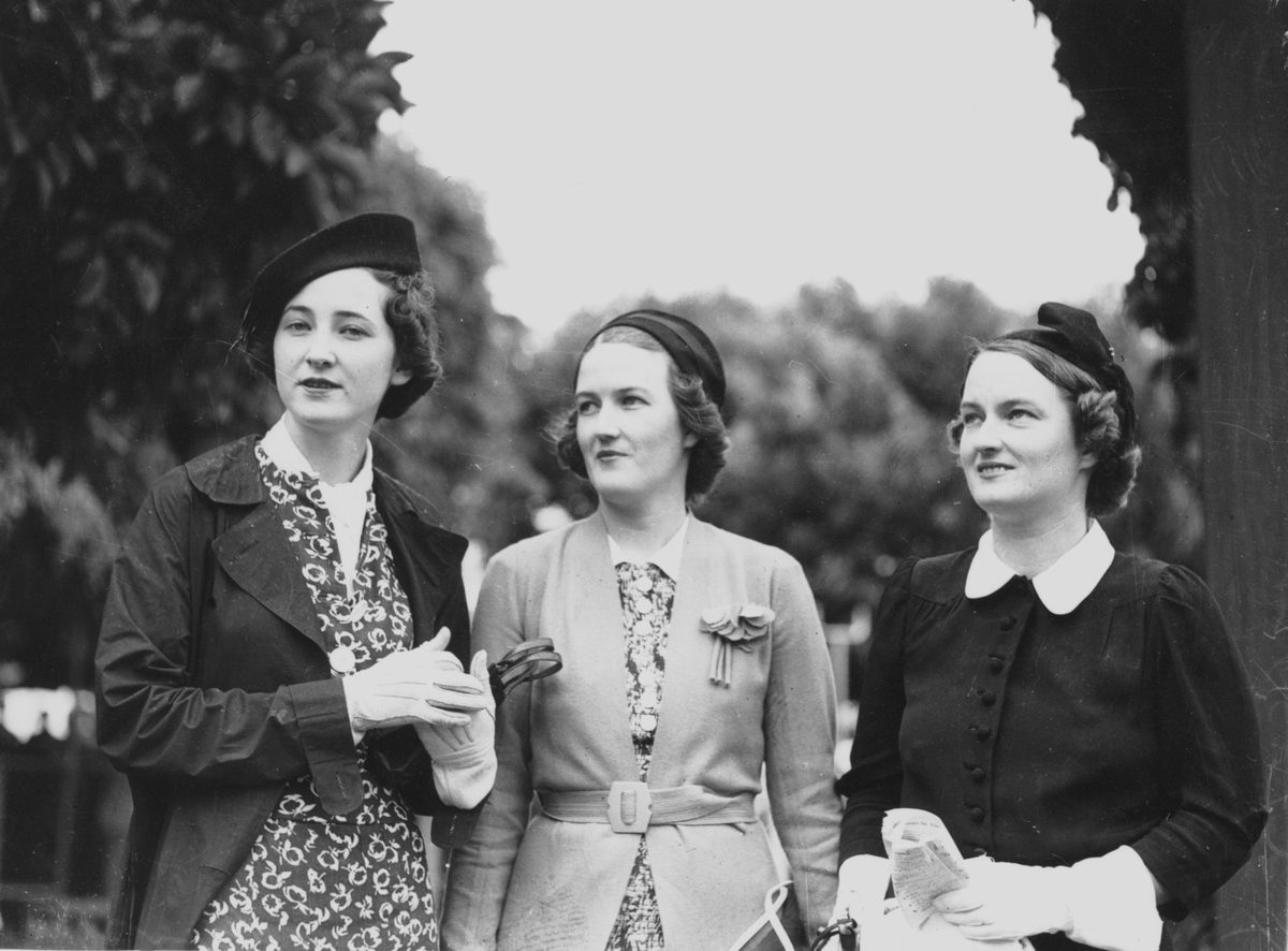 Judith Everingham, Enid Lalor and Mrs. J. Everingham at the races, Brisbane, 1939