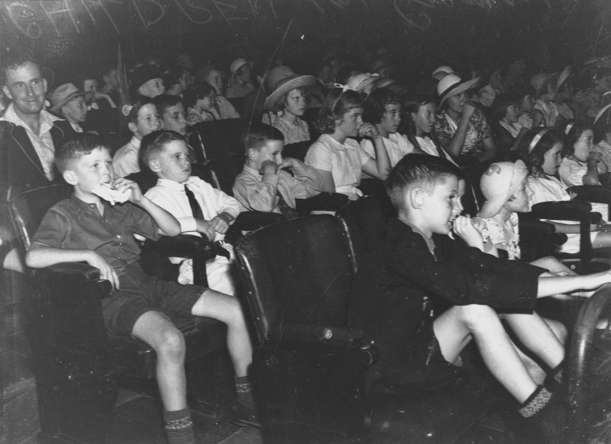 Children inside the Cremorne Theatre, Brisbane, 1938