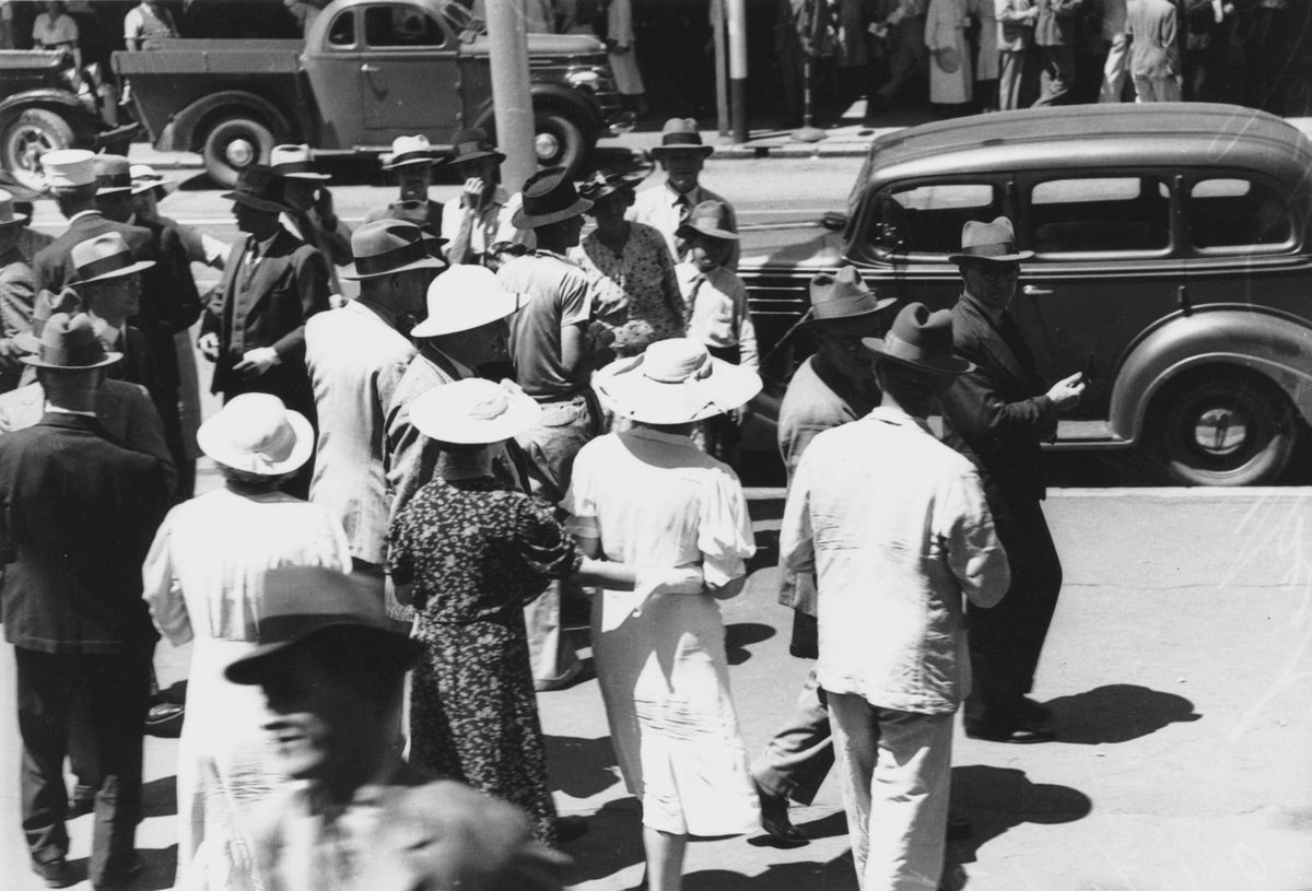 Crowds outside Supreme Court, Brisbane, waiting for decision on election appeal, 1938