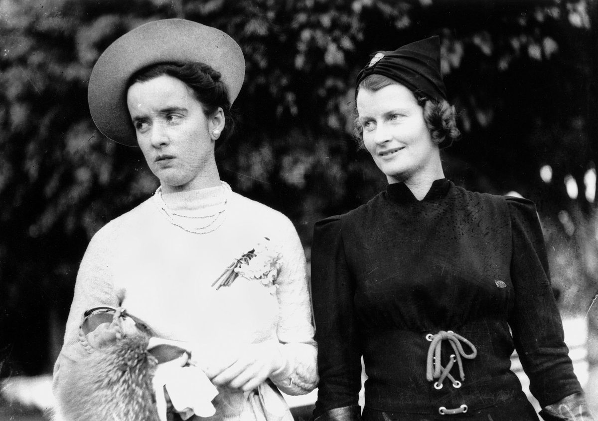 Two women at the races in Brisbane, 1940