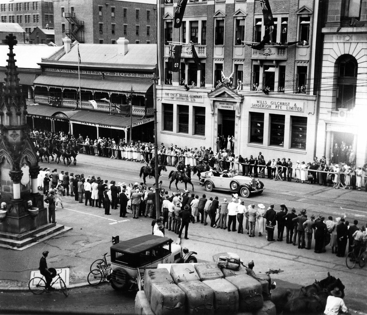 Crowds gather to see The Duke of Gloucester's procession along Queen Street, Brisbane, December 1934
