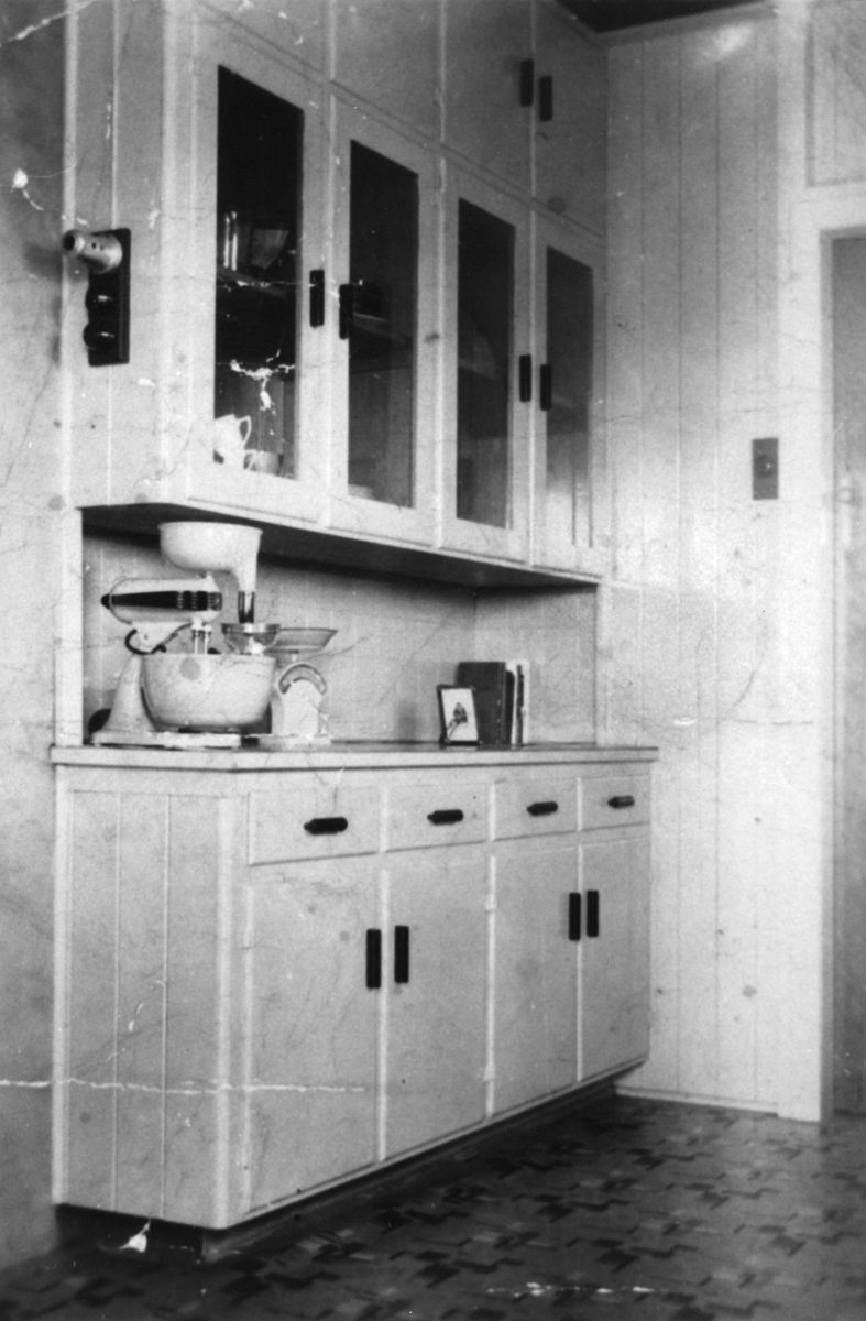 Kitchen cabinets in a Brisbane home built in the 1940s