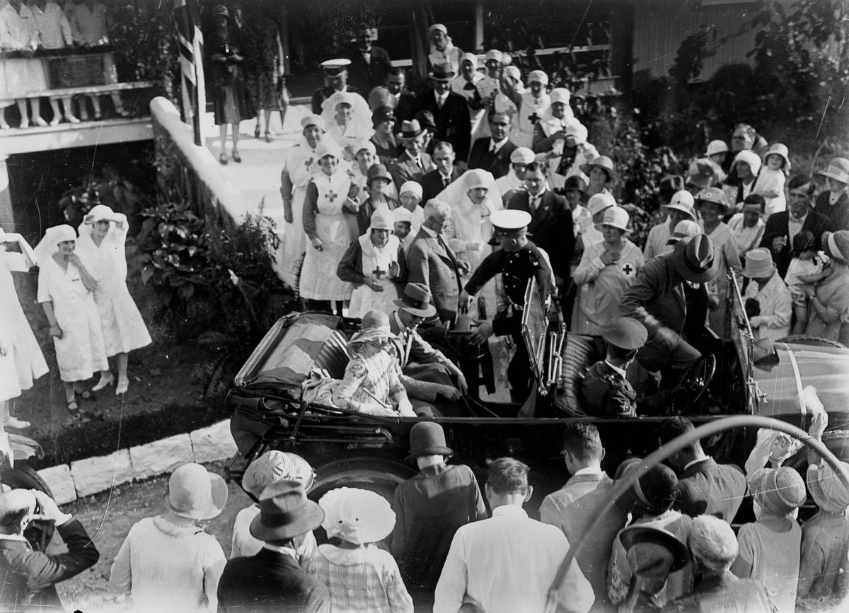 Duke and Duchess of York spend an afternoon with sick and invalid Diggers, 1927