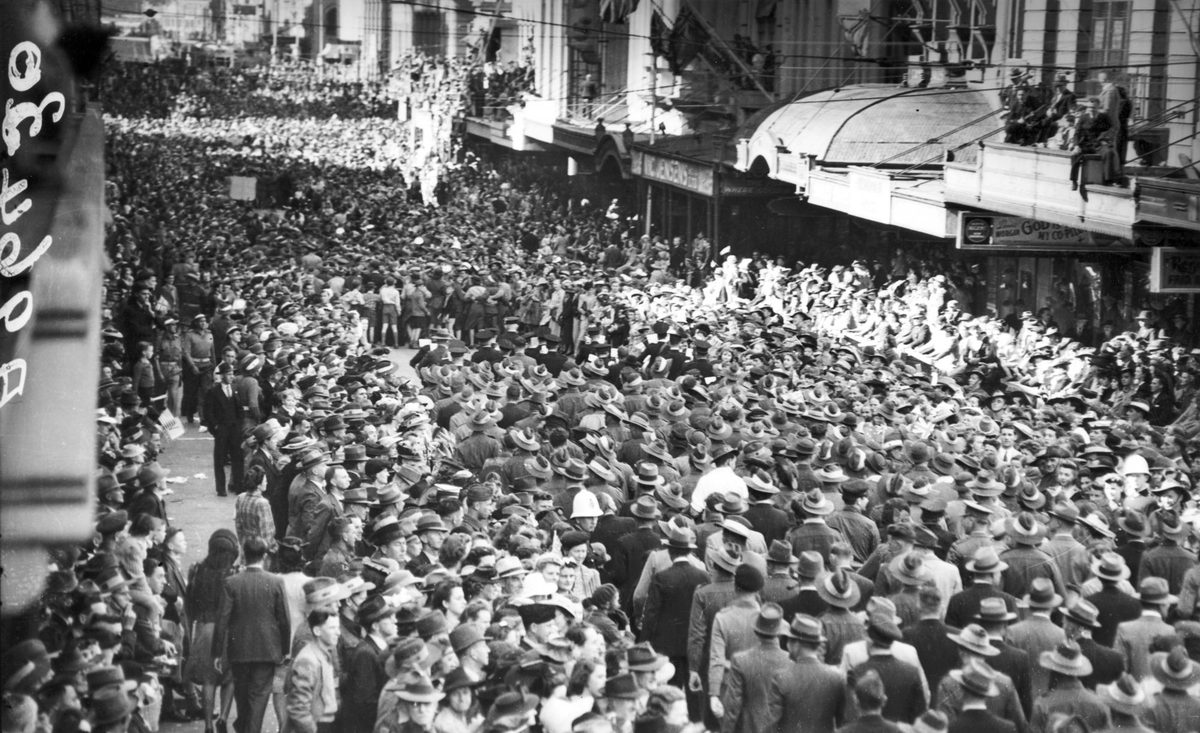 Crowd gathers to celebrate on VJ Day in Brisbane, 1945