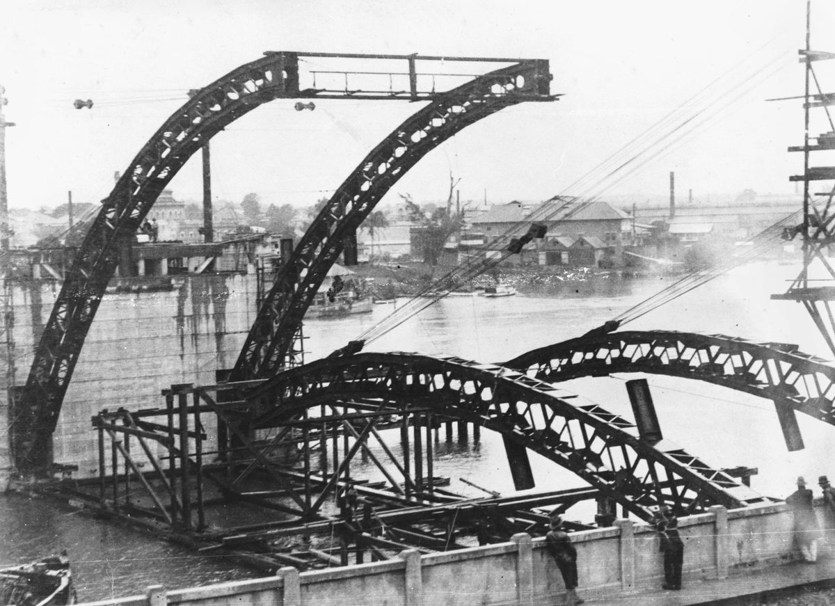 First steel span being placed in position on the William Jolly Bridge, Brisbane, 1931