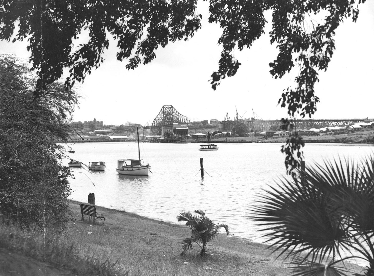 Looking towards the Story Bridge from the bank of the Brisbane River, Brisbane, 1938