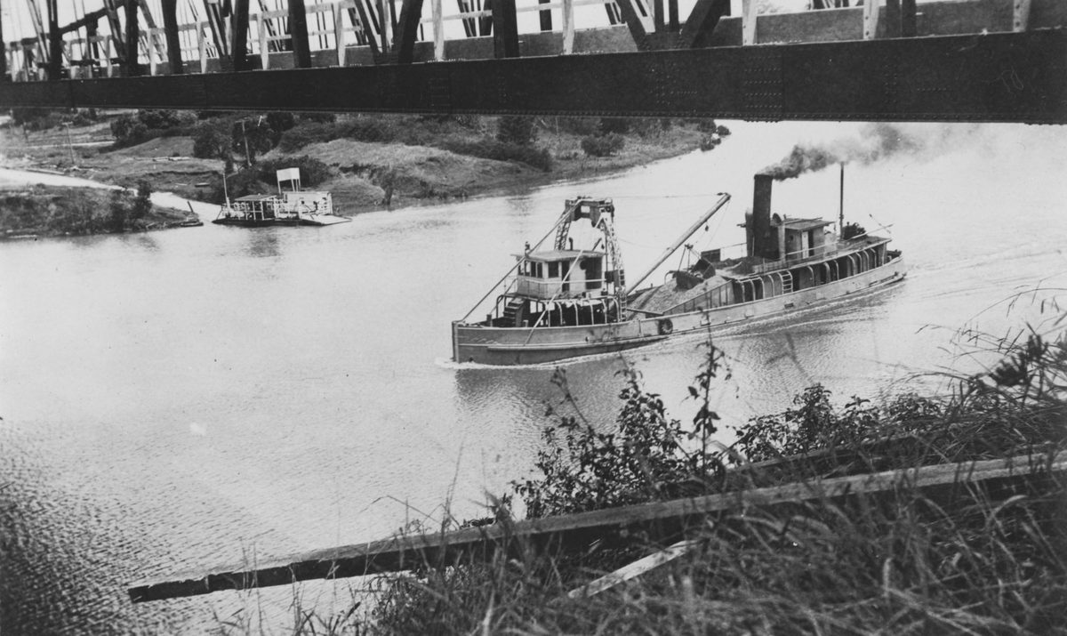 Steamboat passes the Indooroopilly ferry, Brisbane, 1935