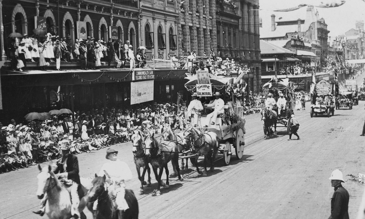 Procession floats travel through Brisbane on Peace Celebration Day, 1918