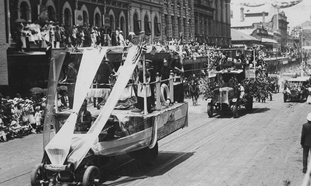 Procession floats travel through Brisbane on Peace Celebration Day, 1918