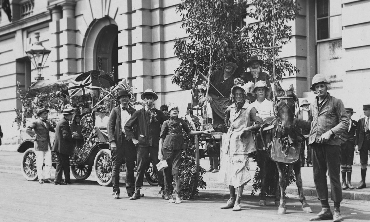 Parade members posing with their floats on Peace Celebration Day, Brisbane, 1918