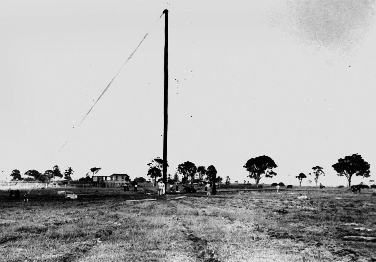 Erection of a radio mast at Bald Hills, Brisbane, 1942