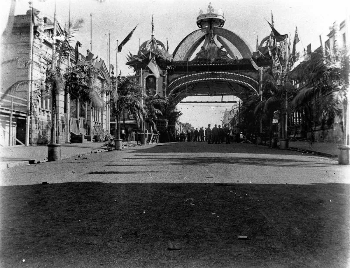 Ceremonial arch decorating Brisbane for the visit of the Duke and Duchess of York and Cornwall, May 1901