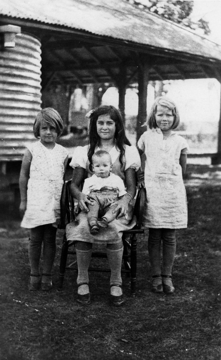 Kuhler children posing at the Belmont State School, Brisbane, 1934