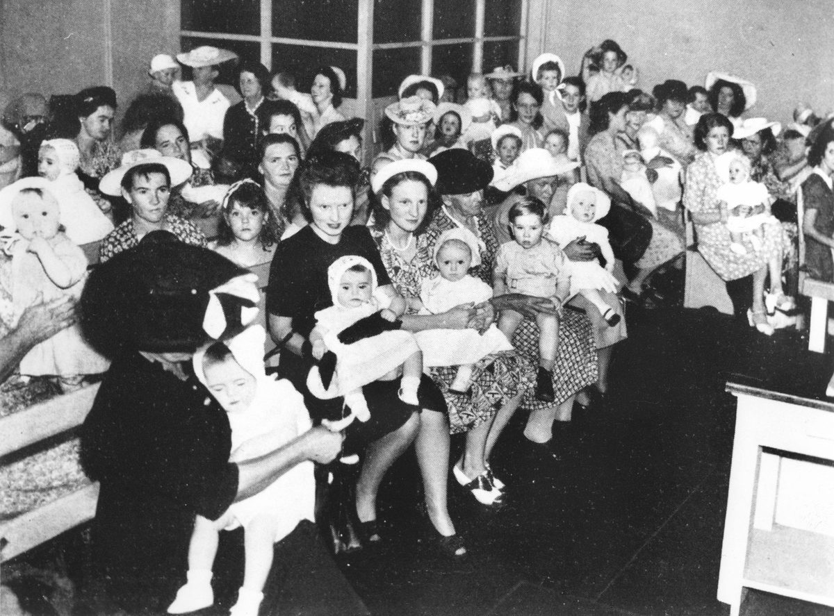 Mothers waiting with their small children ready to be vaccinated, Brisbane, 1947