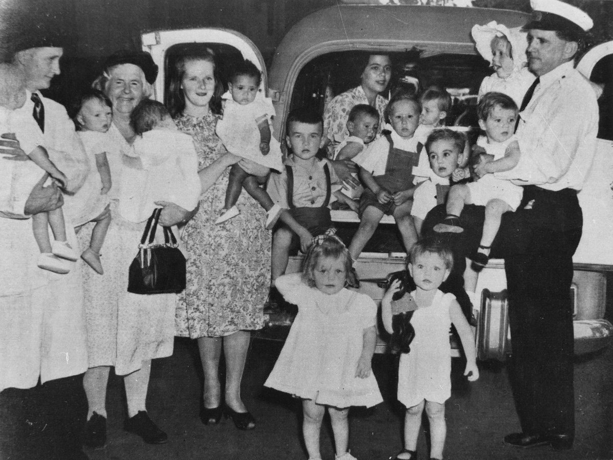 Children arriving at City Hall for vaccinations, Brisbane, 1951