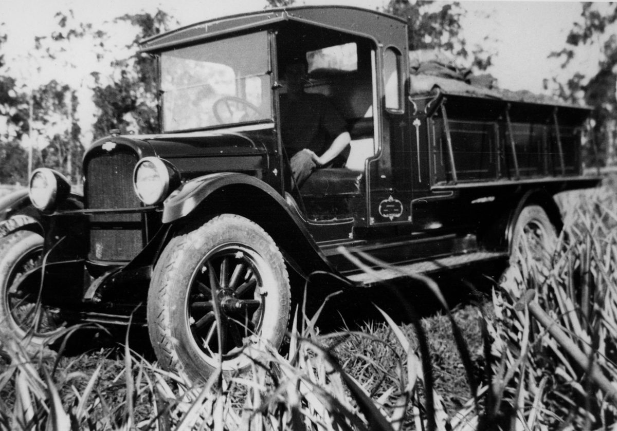 Gaskell's heavily loaded truck at Brackenridge, Brisbane, 1928